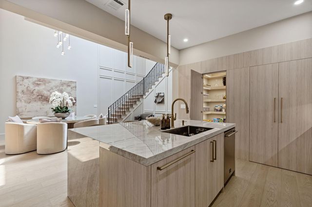 10 S Briar Hollow Lane 15, Houston, TX 77027