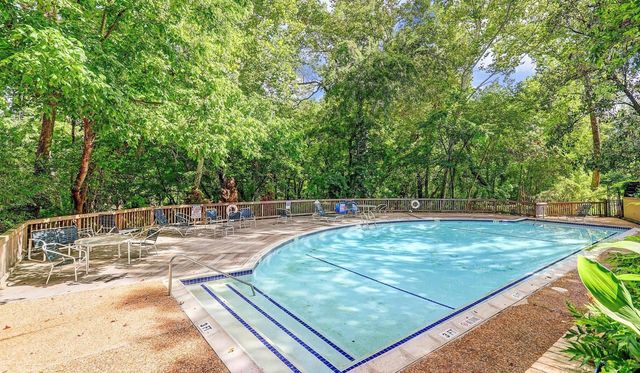10 S Briar Hollow Lane 15, Houston, TX 77027