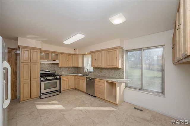 12050 Maidstone Court, Florissant, MO 63033