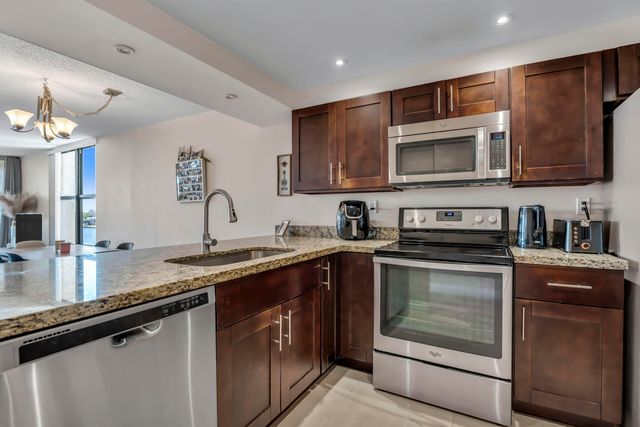 22 Royal Palm Way 606, Boca Raton, FL 33432