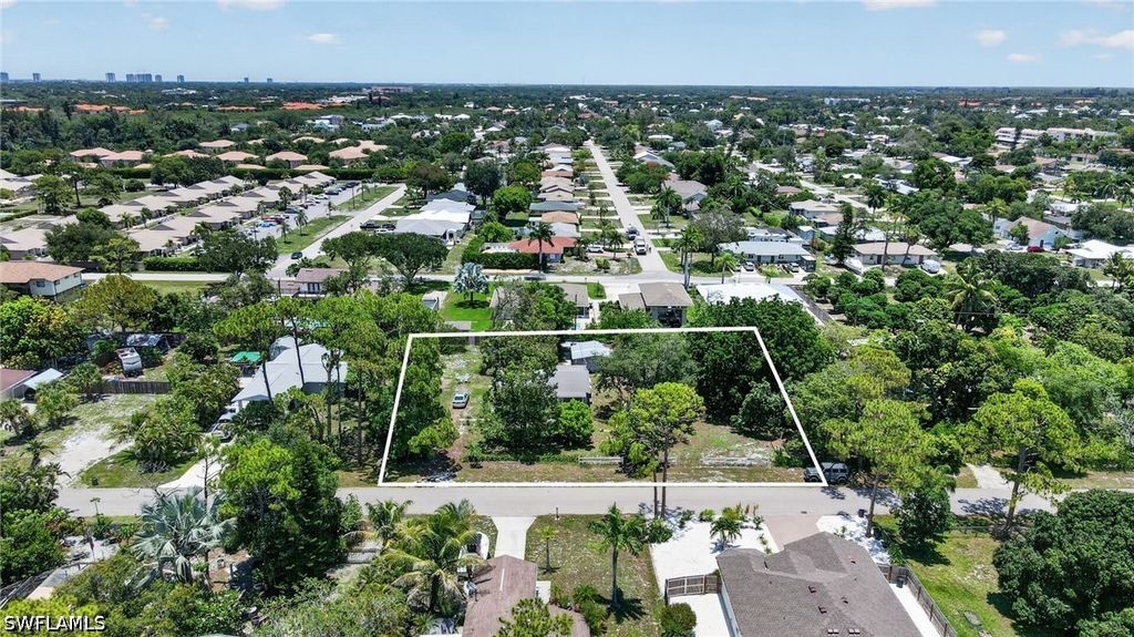 9044 Somerset LN, Bonita Springs, FL 34135