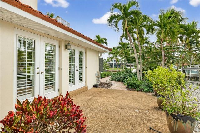 819 Tulip LN, Sanibel, FL 33957