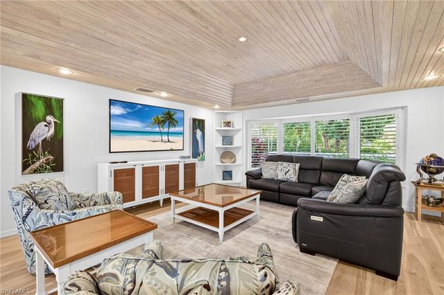 819 Tulip LN, Sanibel, FL 33957