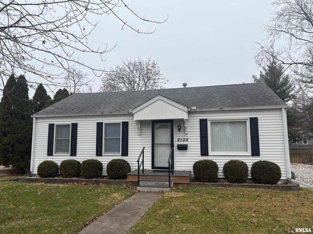 2135 W HARPER Terrace, Peoria, IL 61604