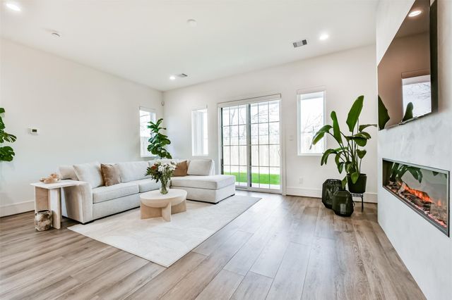 4211 Nichols St, Houston, TX 77020