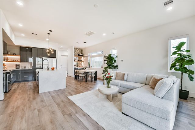 4211 Nichols St, Houston, TX 77020