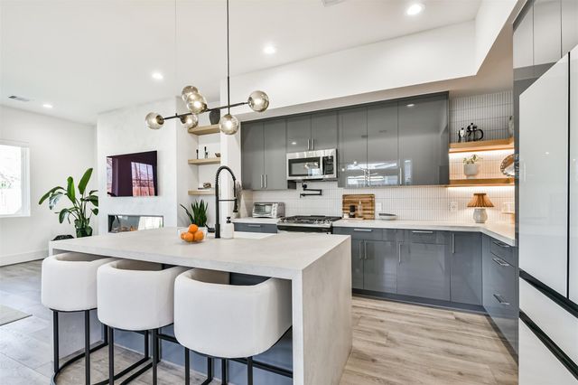 4211 Nichols St, Houston, TX 77020