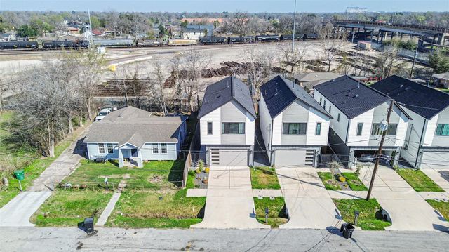 4211 Nichols St, Houston, TX 77020