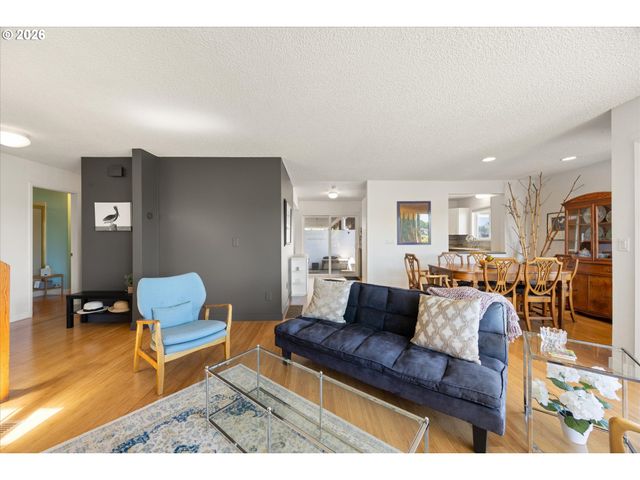 530 N HAYDEN BAY Dr, Portland, OR 97217