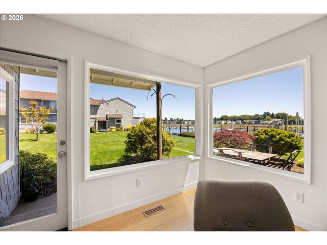 530 N HAYDEN BAY Dr, Portland, OR 97217