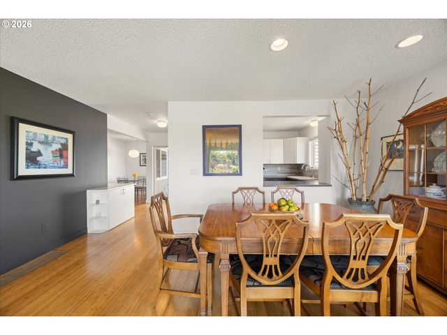 530 N HAYDEN BAY Dr, Portland, OR 97217