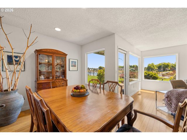 530 N HAYDEN BAY Dr, Portland, OR 97217