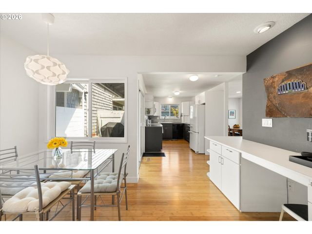 530 N HAYDEN BAY Dr, Portland, OR 97217