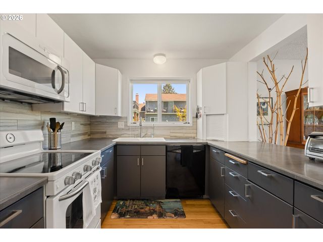 530 N HAYDEN BAY Dr, Portland, OR 97217