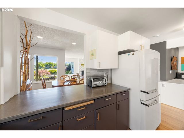 530 N HAYDEN BAY Dr, Portland, OR 97217