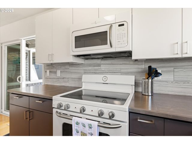 530 N HAYDEN BAY Dr, Portland, OR 97217