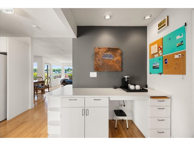530 N HAYDEN BAY Dr, Portland, OR 97217