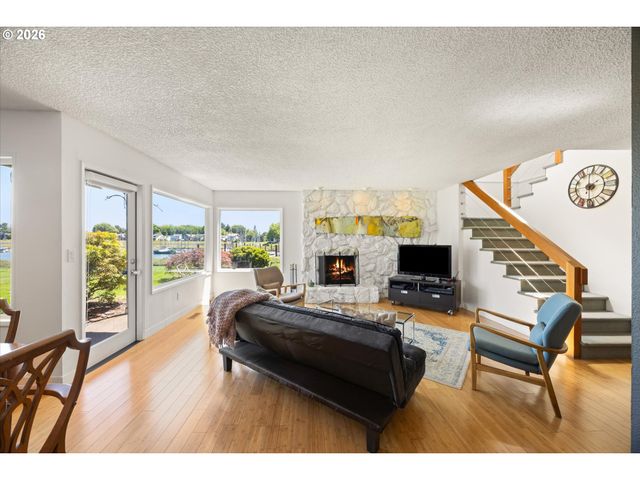 530 N HAYDEN BAY Dr, Portland, OR 97217