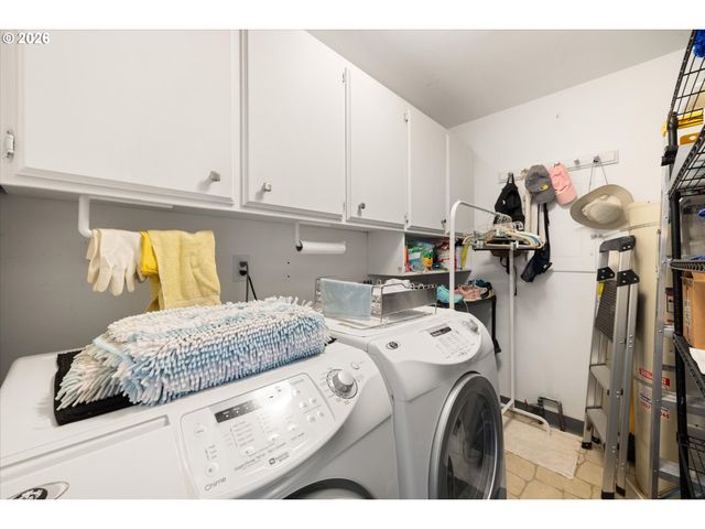 530 N HAYDEN BAY Dr, Portland, OR 97217