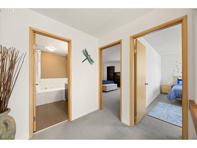530 N HAYDEN BAY Dr, Portland, OR 97217