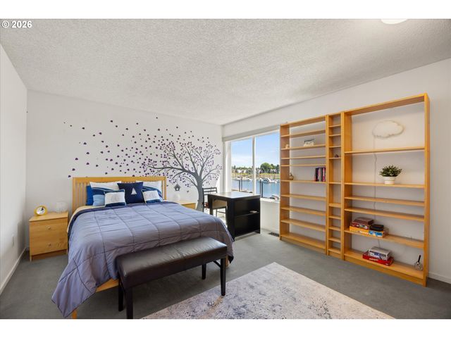 530 N HAYDEN BAY Dr, Portland, OR 97217