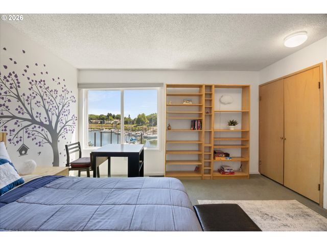 530 N HAYDEN BAY Dr, Portland, OR 97217