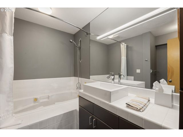 530 N HAYDEN BAY Dr, Portland, OR 97217