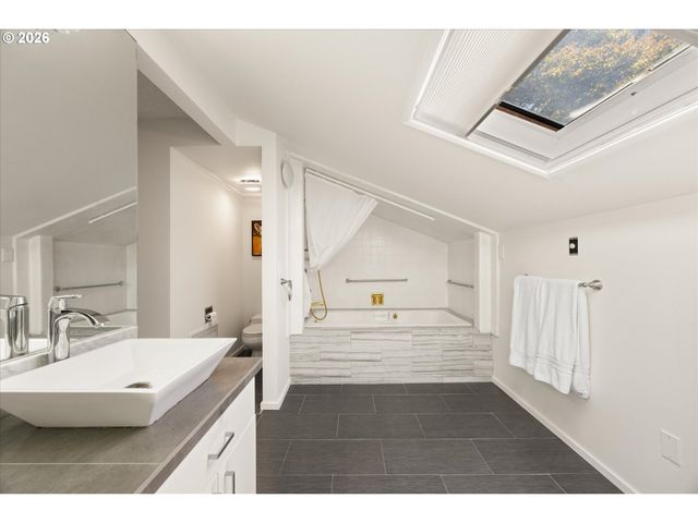 530 N HAYDEN BAY Dr, Portland, OR 97217