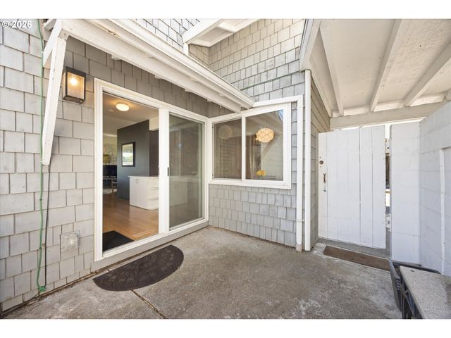 530 N HAYDEN BAY Dr, Portland, OR 97217