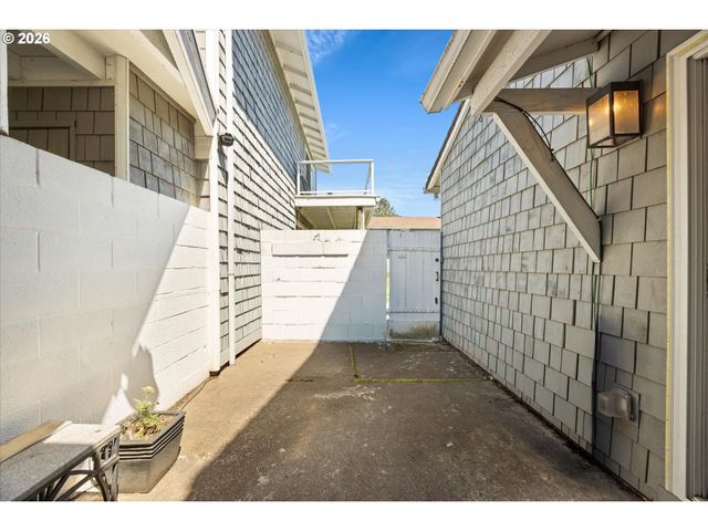 530 N HAYDEN BAY Dr, Portland, OR 97217
