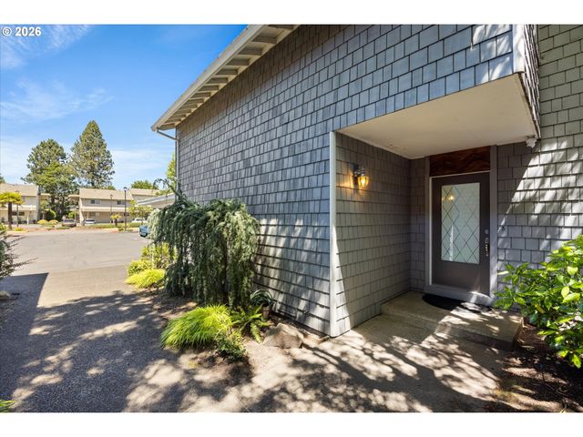 530 N HAYDEN BAY Dr, Portland, OR 97217