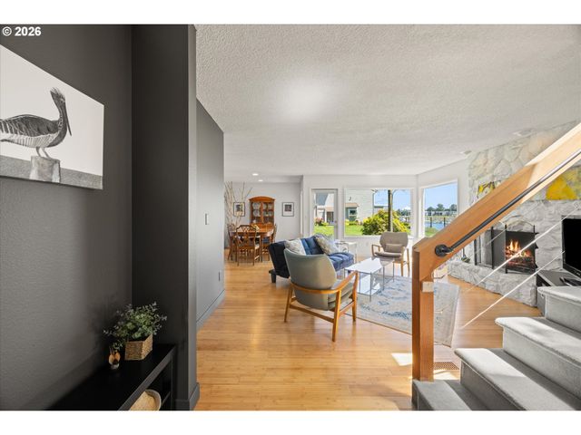 530 N HAYDEN BAY Dr, Portland, OR 97217