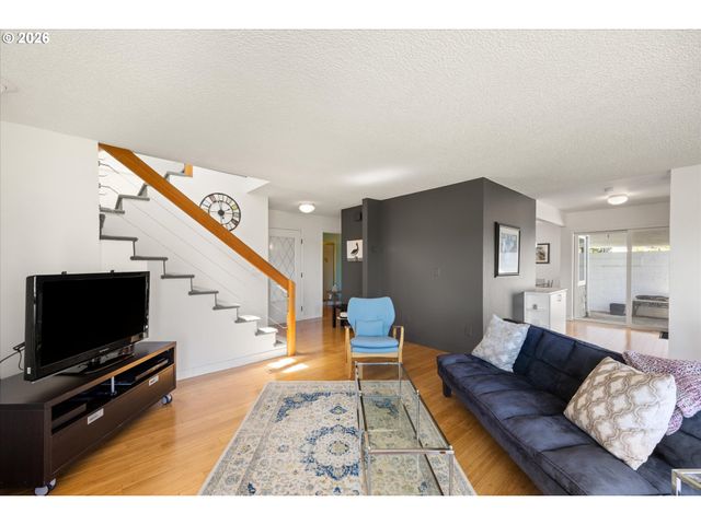 530 N HAYDEN BAY Dr, Portland, OR 97217