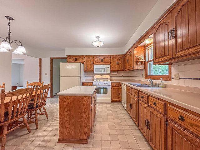 W274N4237 Clara COURT, Pewaukee, WI 53072