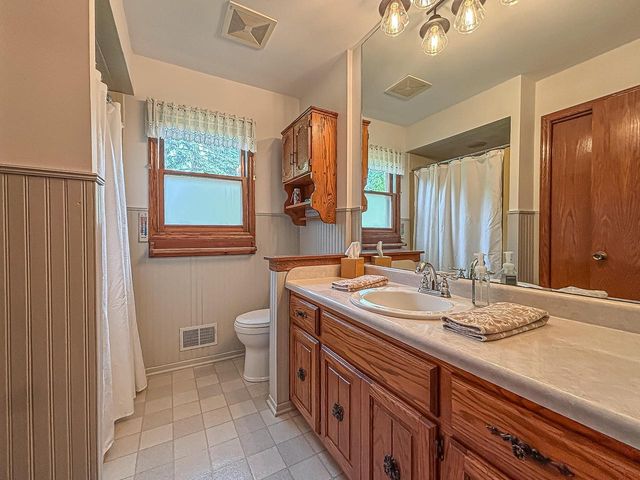 W274N4237 Clara COURT, Pewaukee, WI 53072