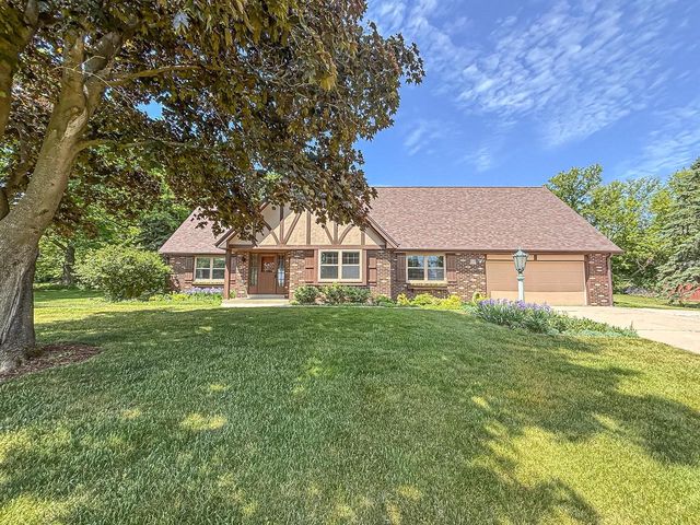 W274N4237 Clara COURT, Pewaukee, WI 53072