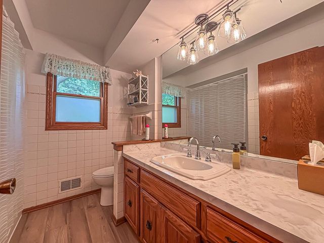 W274N4237 Clara COURT, Pewaukee, WI 53072
