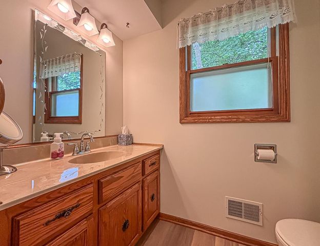 W274N4237 Clara COURT, Pewaukee, WI 53072