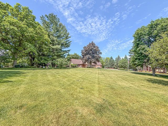 W274N4237 Clara COURT, Pewaukee, WI 53072