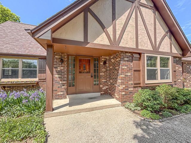 W274N4237 Clara COURT, Pewaukee, WI 53072