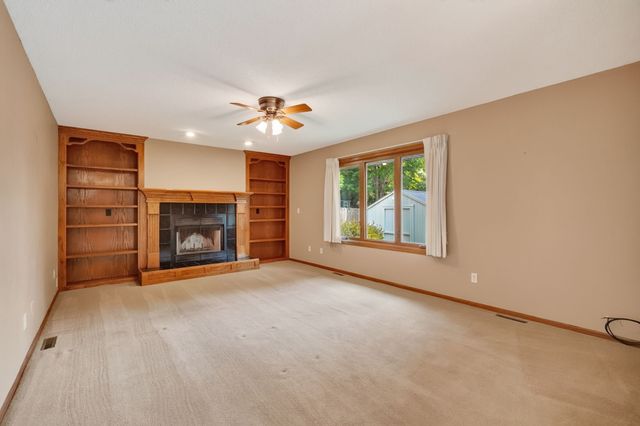 5042 Raintree Drive, West Des Moines, IA 50265