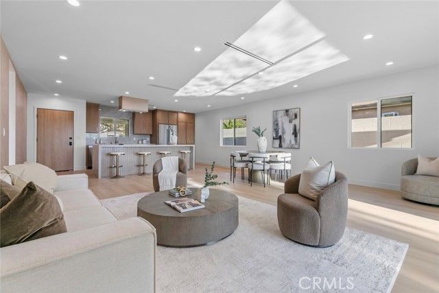 8321 Outland View, Sun Valley (los Angeles), CA 91352