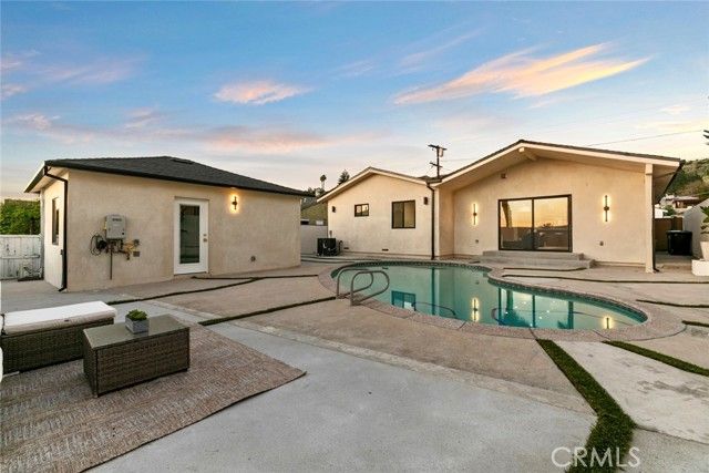 8321 Outland View, Sun Valley (los Angeles), CA 91352