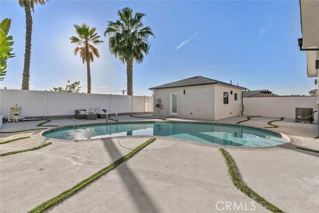 8321 Outland View, Sun Valley (los Angeles), CA 91352