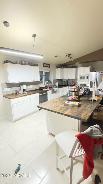 Image 10 of property listing at 19549 E SCENIC LOOP Road E, Black Canyon City, AZ 85324