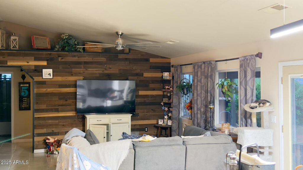 Image 13 of property listing at 19549 E SCENIC LOOP Road E, Black Canyon City, AZ 85324