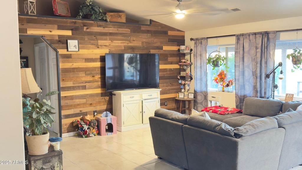 Image 15 of property listing at 19549 E SCENIC LOOP Road E, Black Canyon City, AZ 85324