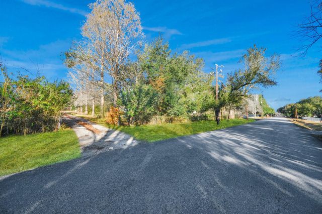 12910 Woody Cr107 Road, Brookside, TX 77581