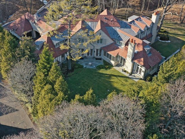 745 E Woodland Road, Lake Forest, IL 60045