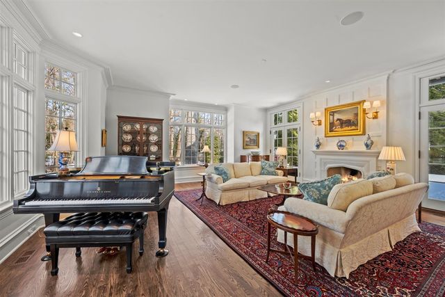 745 E Woodland Road, Lake Forest, IL 60045